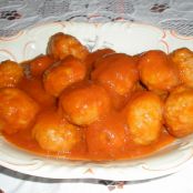 Albóndigas de pollo y gambas con salsa de marisco