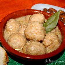 Albóndigas en salsa de almendra tradicional