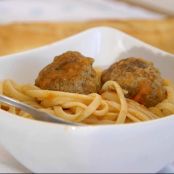 Spaghetti & albóndigas con piñones y parmesano