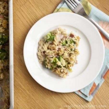 Pasta gratinada con brócoli y jamón