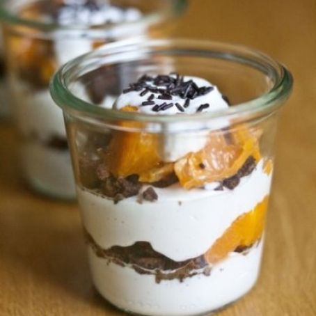 Yogurt con naranja y galletas