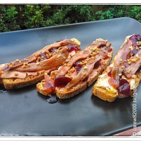 Tostada de anchoa y pate con mermelada