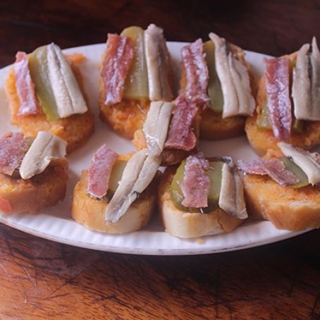 Aperitivo de pepinillo con anchoas y boquerones