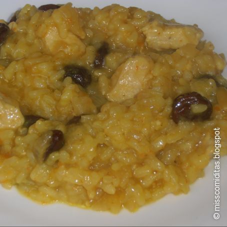 Arroz al curry con pollo, pasas y piñones