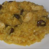 Arroz al curry con pollo, pasas y piñones