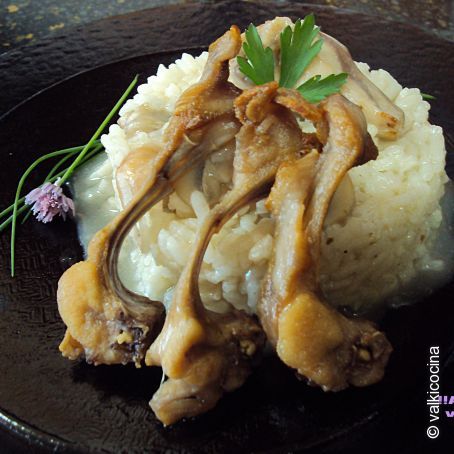 Arroz caldoso con conejo y champiñones