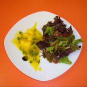 Ensalada templada con salsa de mango