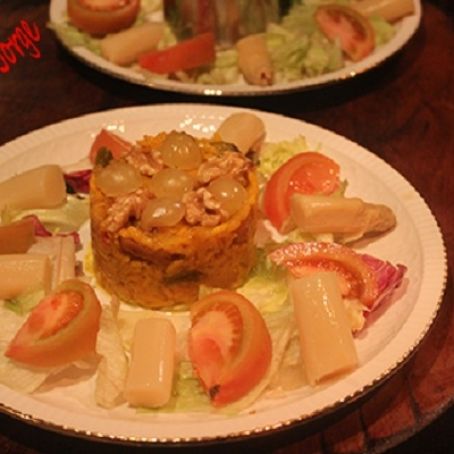 Arroz con surimi, plátano, uvas y nueces