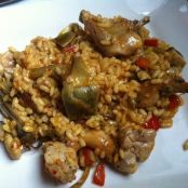 Arroz en paella con conejo y alcachofas