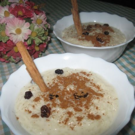 Arroz con leche, pasas y canela