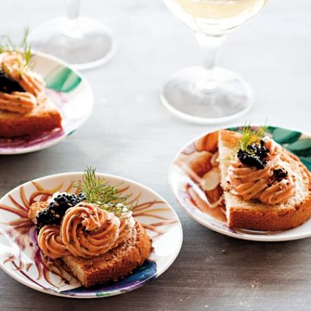 Mousse de salmón con huevas de mújol y sésamo tostado
