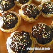 Cupcakes con pepitas y cobertura de chocolate