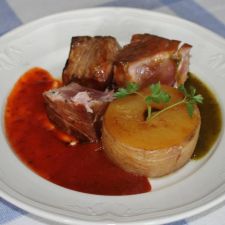 Atún con patata confitada y mermelada de pimientos