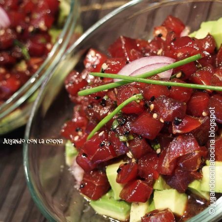 Atún marinado en cítricos, soja y miel sobre base de aguacate de Jugando con la Cocina