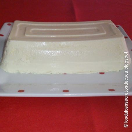 Bavarois de ciruelas y yogur griego