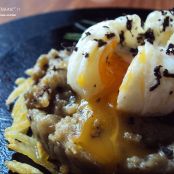 BERENJENAS REHOGADAS CON HUEVO POCHÉ SOBRE CRUJIENTE DE PATATA ...