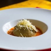Cúpula de berenjenas confitadas sobre sopa de gazpacho