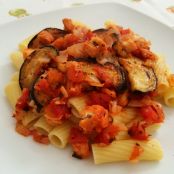 Fettucine con berenjena y salsa de tomate picante