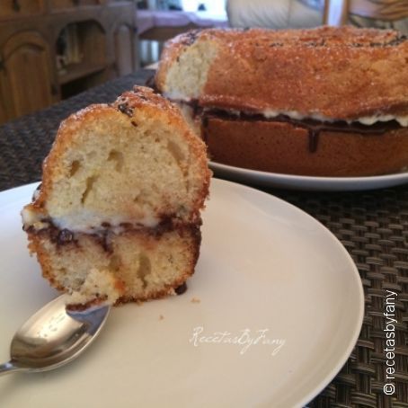 Bizcocho con crema de vainilla y chocolate
