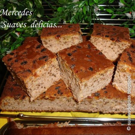 Bizcocho con frutos secos y vino blanco