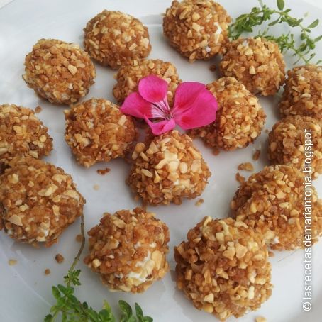 Bolitas de queso Philadelphia y Roquefort con almendras crocanti, Recetas solidarias para navidad