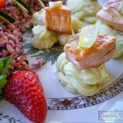 Salmón al ajillo sobre puré de patatas y ensalada con crudités