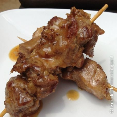 Brochetas de cerdo marinadas con salsa de maní