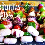 Brochetas mixtas de embutidos y vegetales