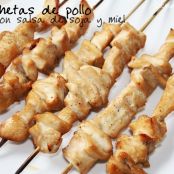 Brochetas de pollo con salsa de soja y miel