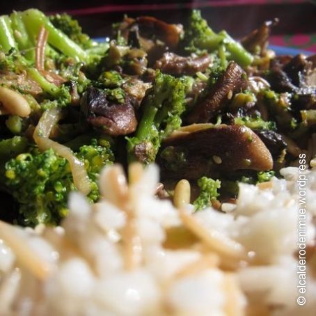 Salteado de brócoli con shiitake y arroz al estilo árabe.