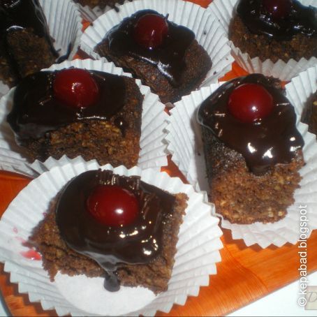 Brownies de chocolate, nueces y cerezas
