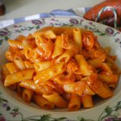 Macarrones con jamón y chorizo