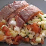 Salmón a la sal con vinagreta de manzana.