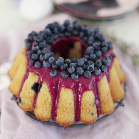 Bundt cake de frutas del bosque