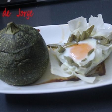 Calabacines luna rellenos y pasta wonton con huevo y judías