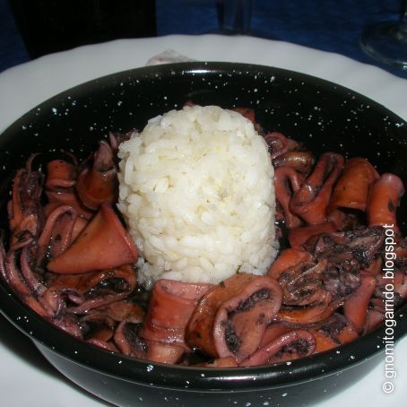 Calamares en su tinta con guarnición de arroz