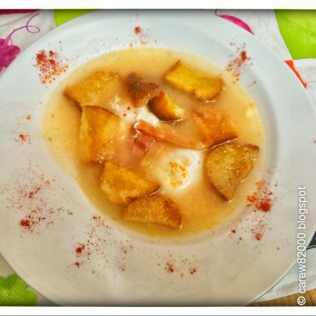 Caldo casero con huevo escalfado y picatostes