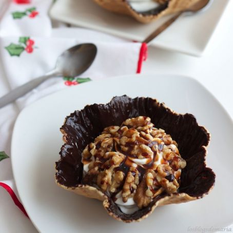 Canastitas de chocolate rellenas de nata con nueces