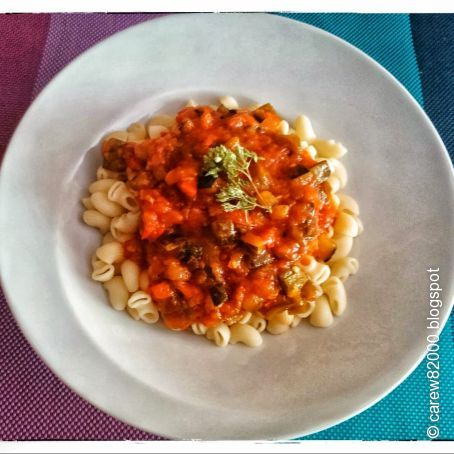 Caracolas con verduras y salsa de tomate casera