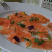 Carpaccio de salmón con mandarina