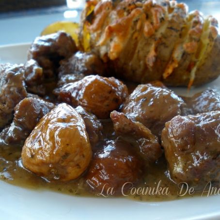 Carrilleras estofadas al whisky con higos y patatas Hasselback