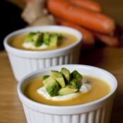 Sopa de zanahoria con aguacate