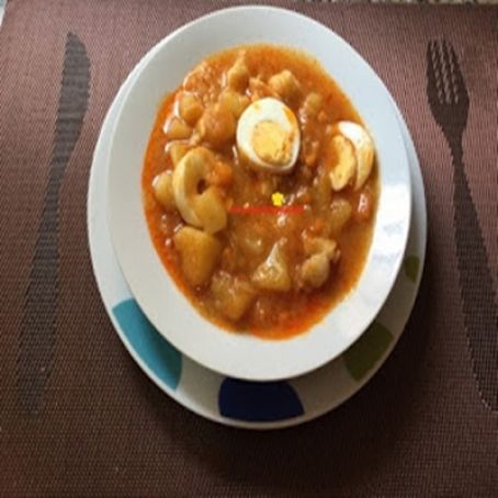 Guiso de cazón con patatas, zanahorias y huevo duro