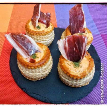 Cazuelas de hojaldre, jamón y gazpacho