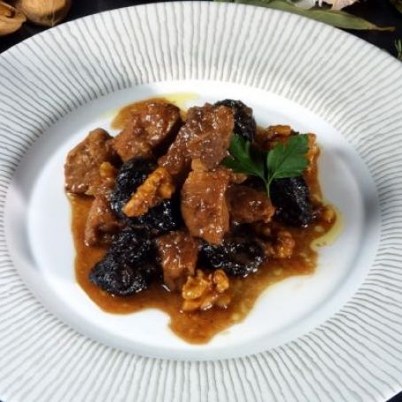 Guiso de cerdo con ciruelas y nueces