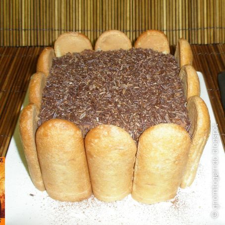 Charlota de almendras, nueces y cacao