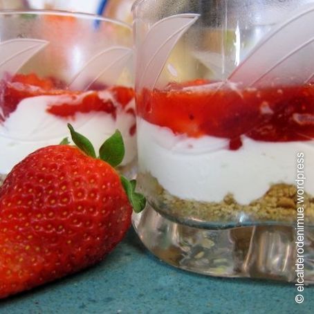 Cheesecake de fresas en vasitos