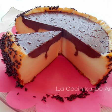 Tarta de queso con hormigas trepando al chocolate
