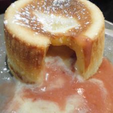 Coulant de chocolate blanco relleno de crema de fresa