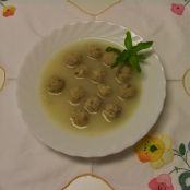 Caldo del cocido con albondigas